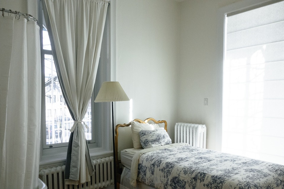 habitación individual con ventanas de aluminio
