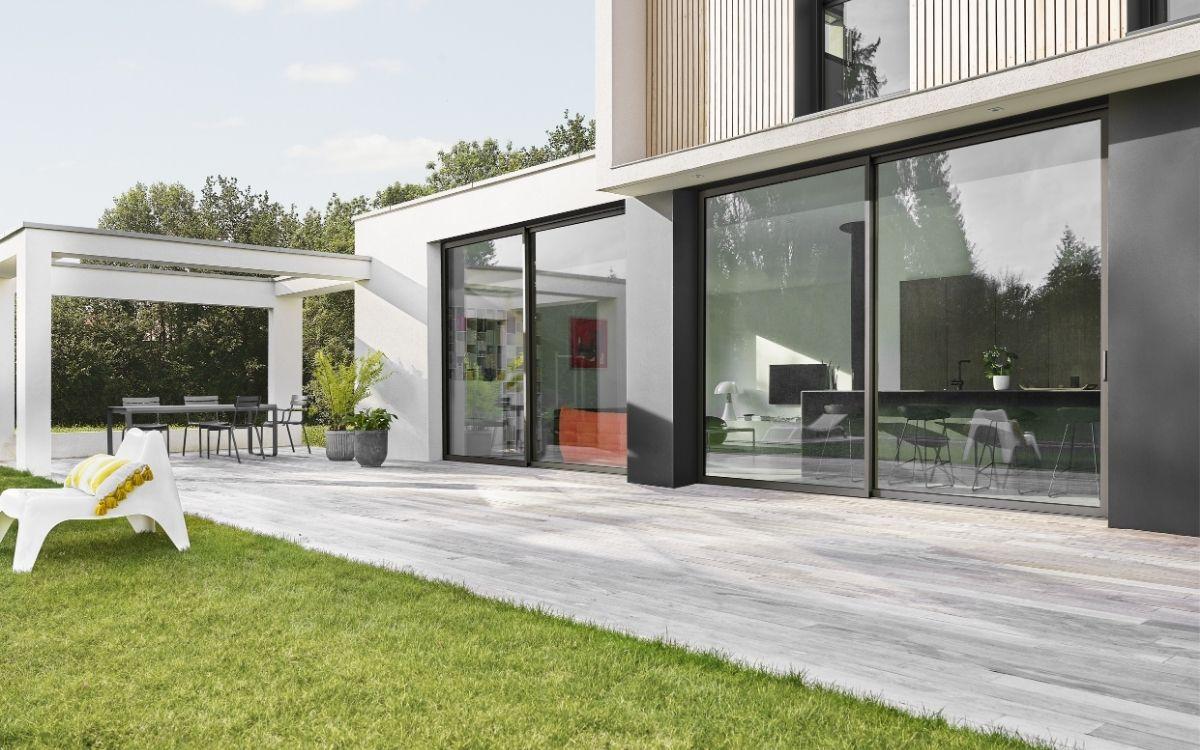 casa con jardín con espacio acristalado