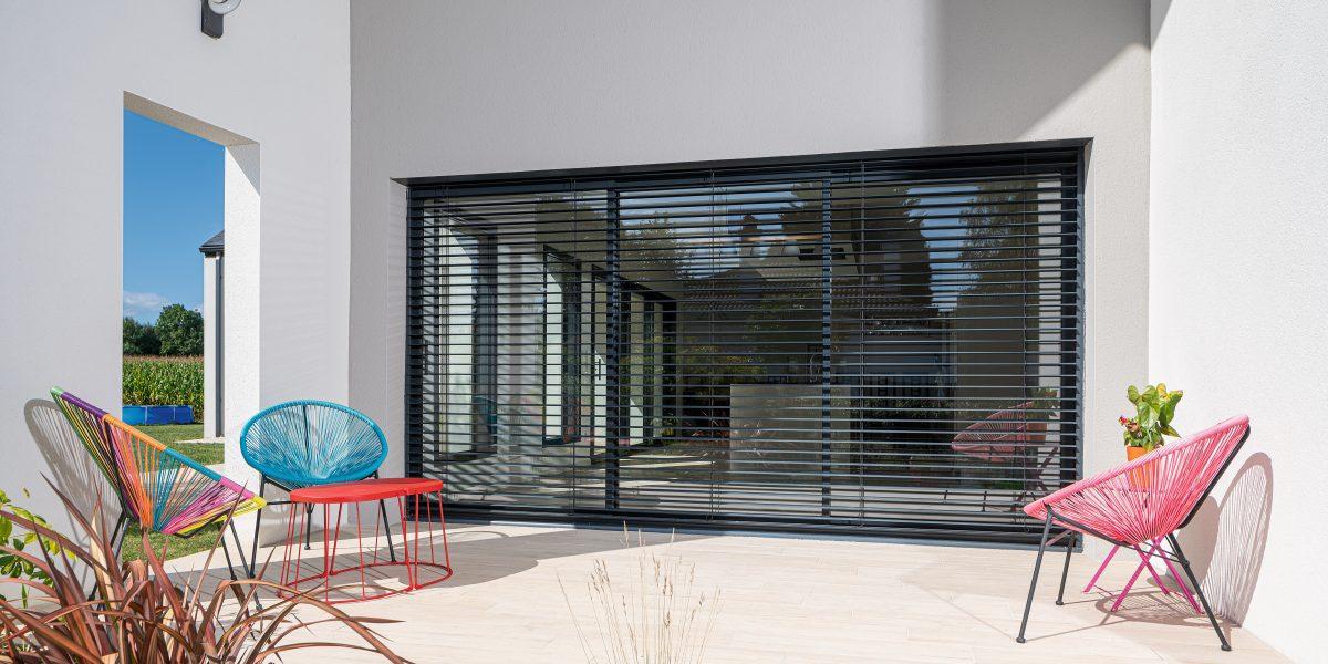 Ventanas de aluminio con perfiles delgados, optimizando la entrada de luz natural en espacios modernos y confortables.