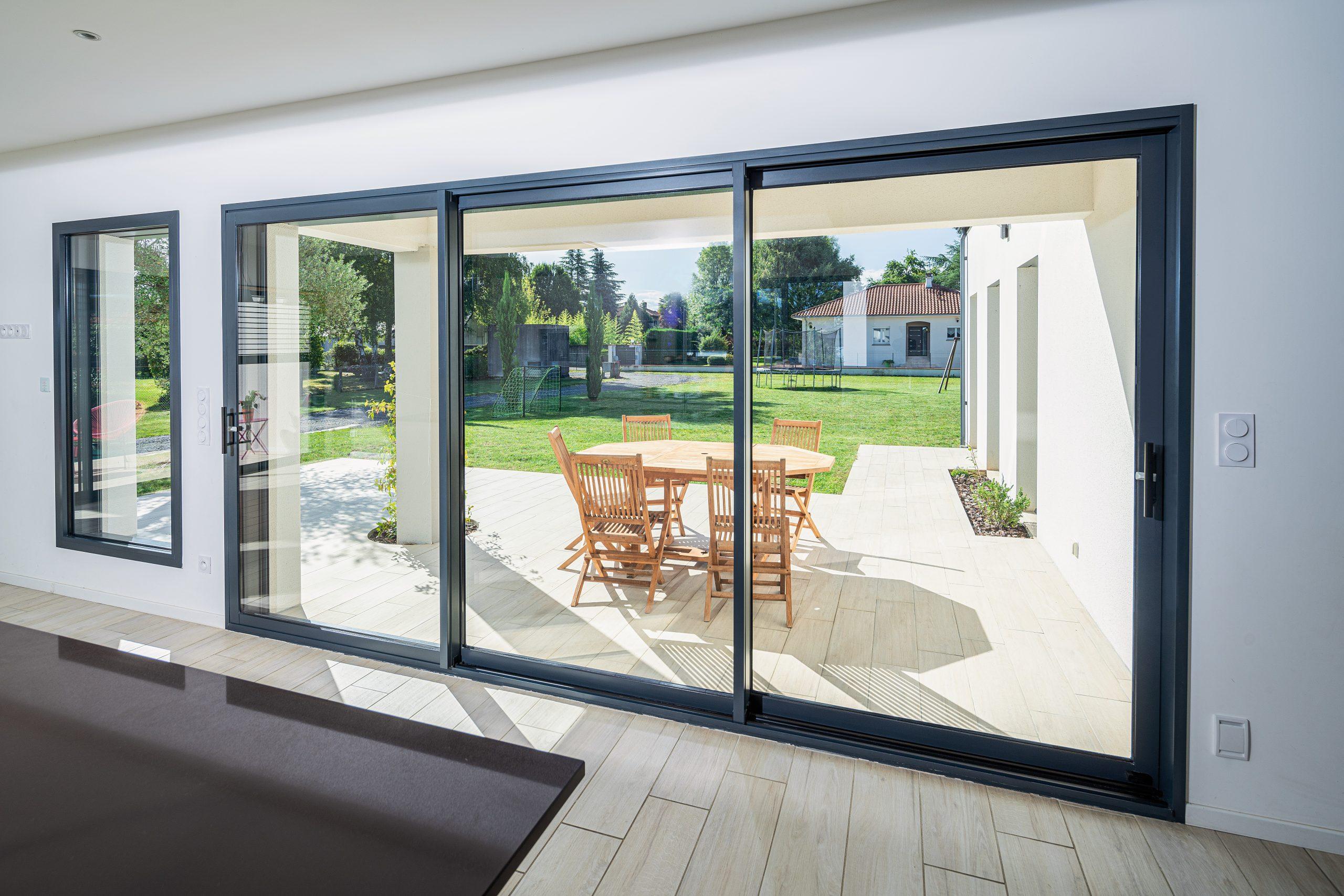 Ventanas de aluminio personalizadas por Hermeticline, mejorando la estética y el aislamiento acústico de tu hogar.