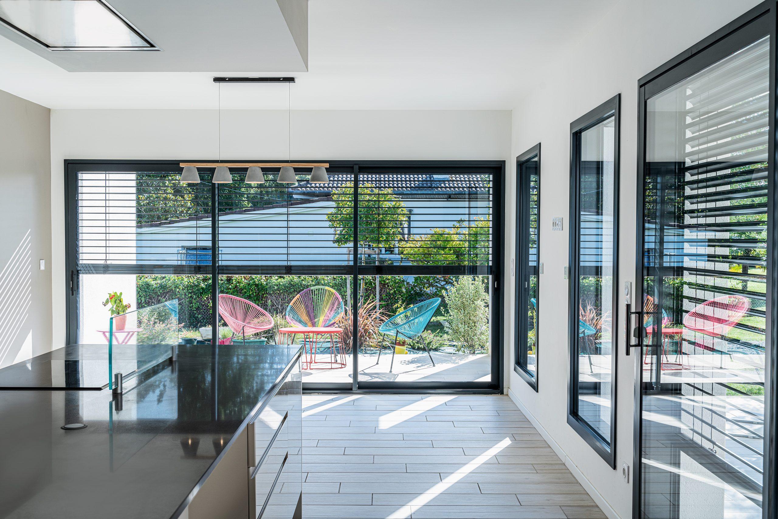 Instalación profesional de ventanas de aluminio por el equipo de Hermeticline, garantizando durabilidad y aislamiento térmico.