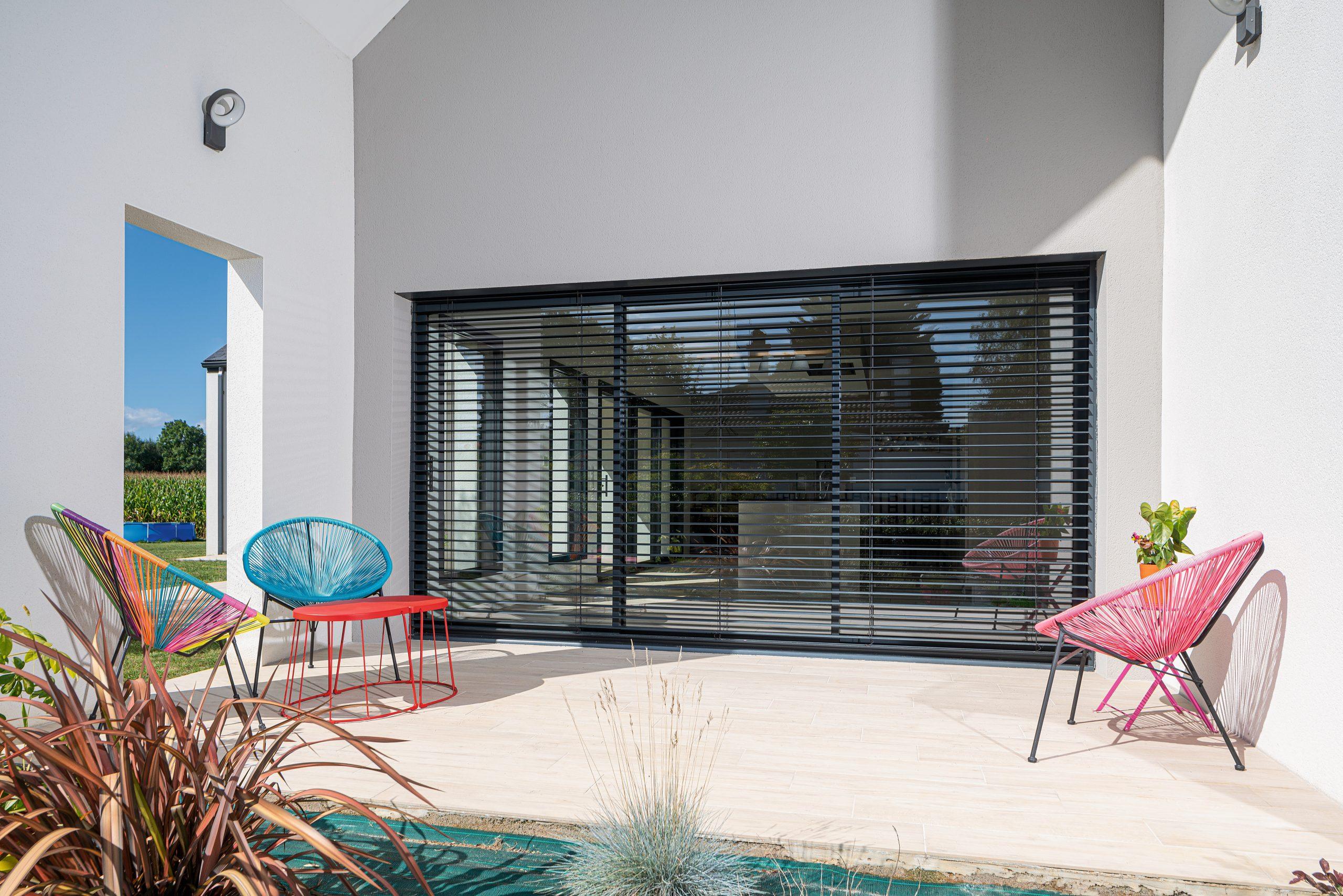 Ventanas de aluminio con perfiles delgados, optimizando la entrada de luz natural en espacios modernos y confortables.