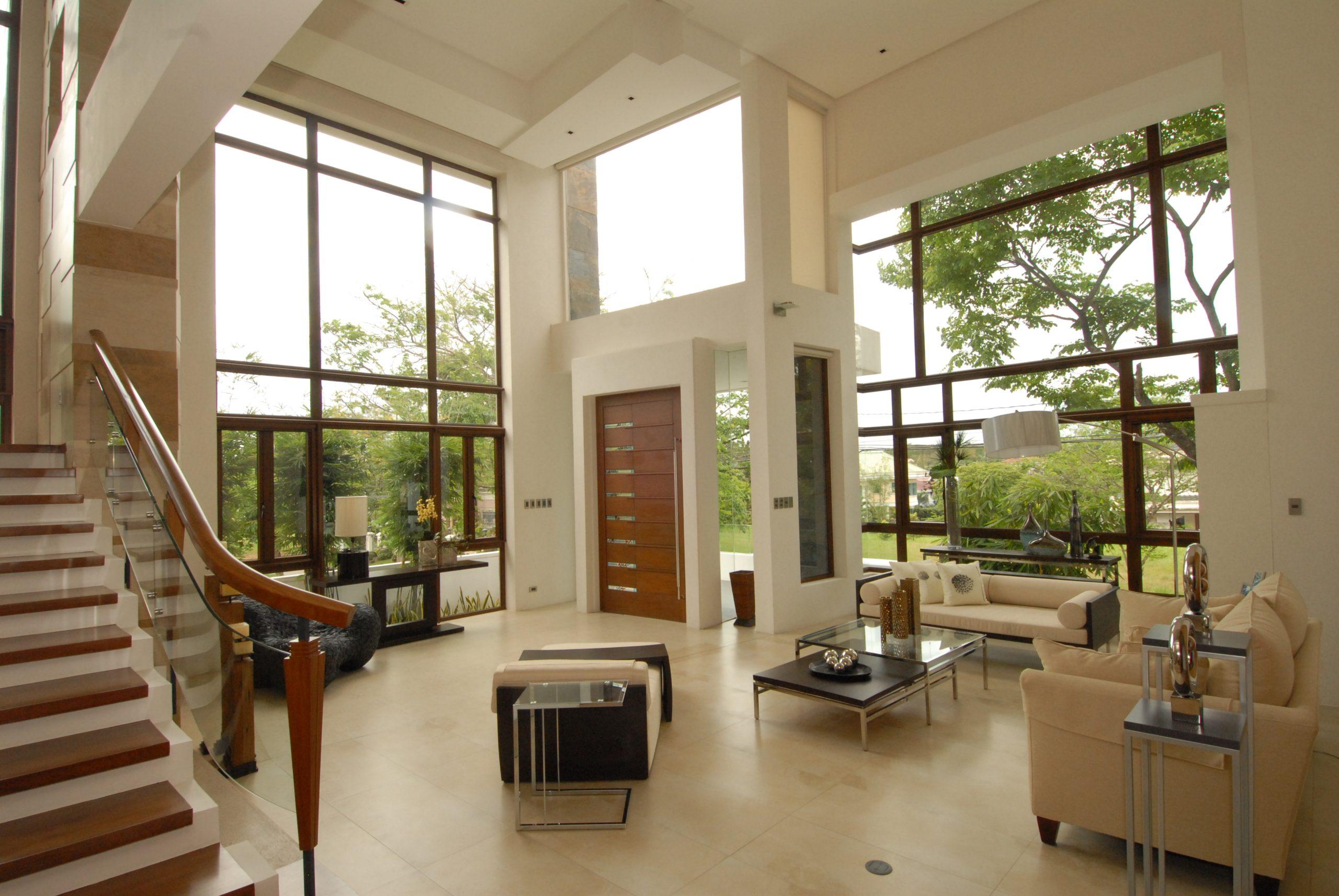 Puerta de PVC con aislamiento térmico, manteniendo la temperatura interior estable y mejorando la eficiencia energética.