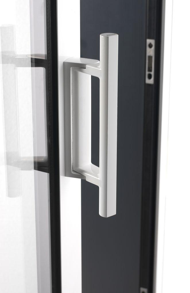 vivienda moderna con grandes ventanales correderos elevables