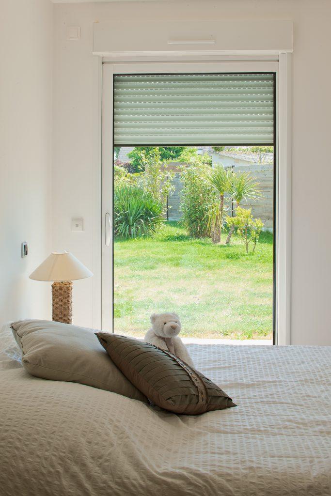 ventanas correderas elevables en salón moderno con vistas panorámicas