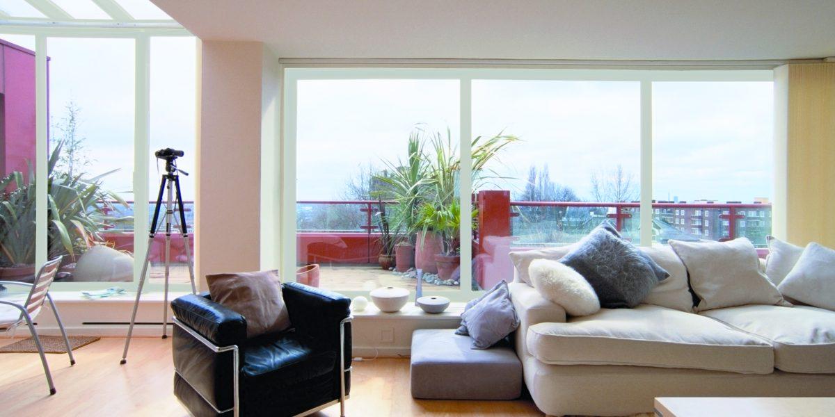 Puertas de PVC de alta calidad instaladas, garantizando eficiencia energética y durabilidad en tu hogar.