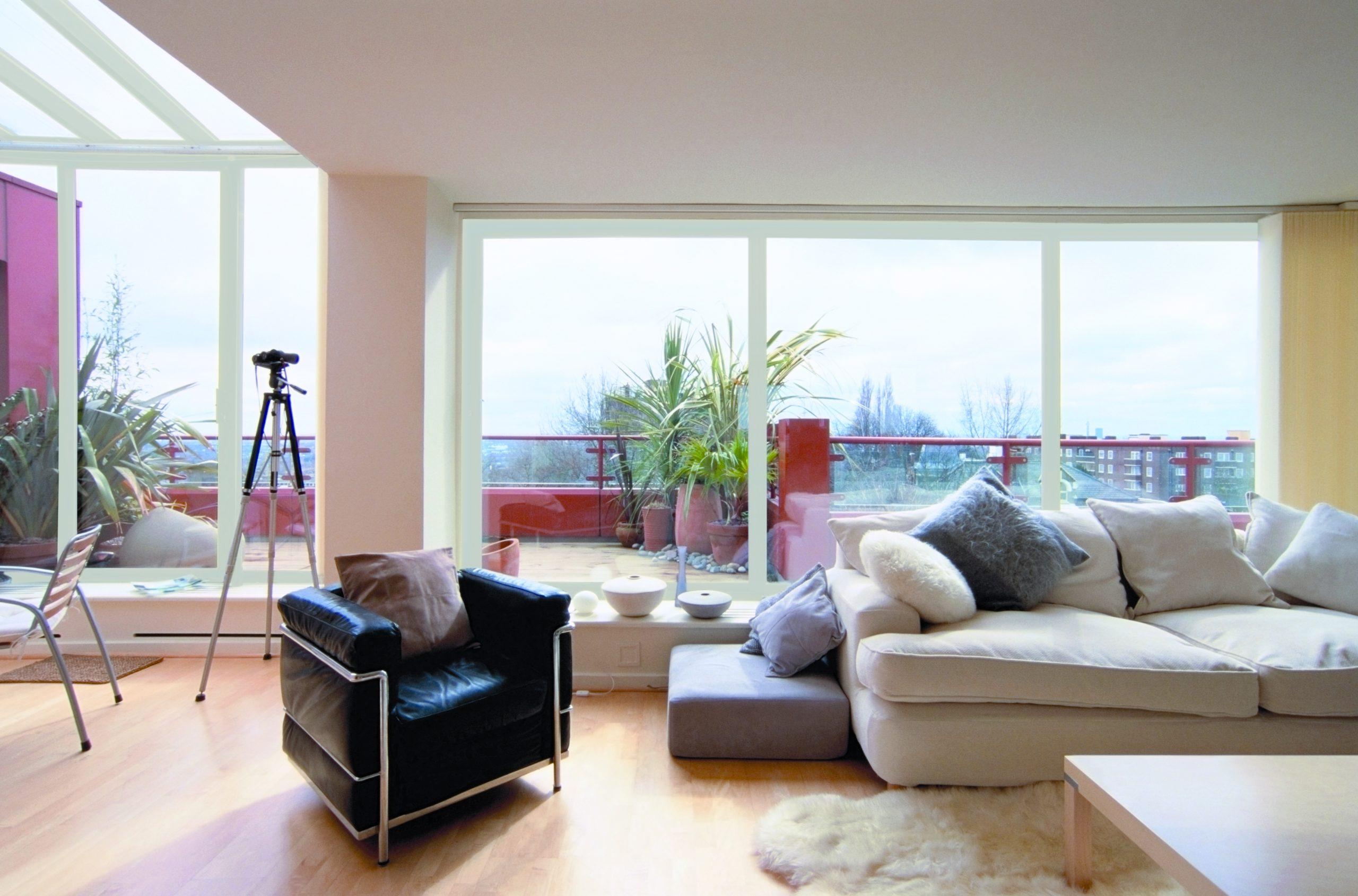 Puertas de PVC de alta calidad instaladas, garantizando eficiencia energética y durabilidad en tu hogar.