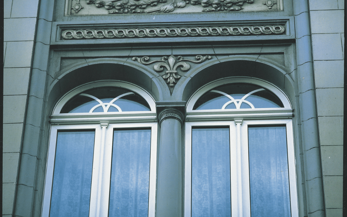 detalle de perfil de ventana balconera de PVC