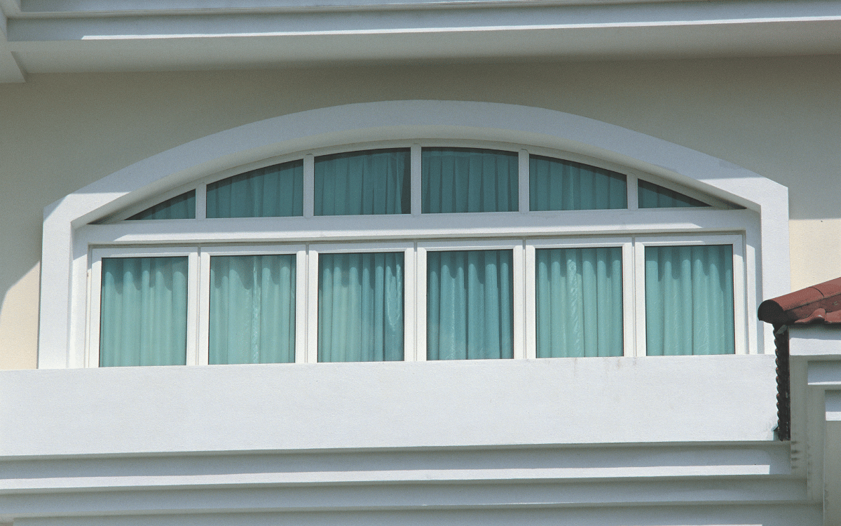 diseño arquitectónico con ventanas balconeras de PVC