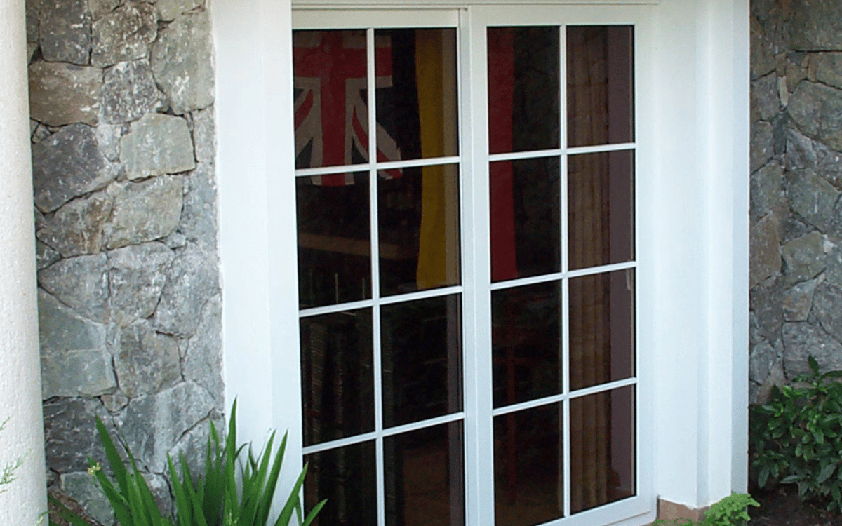 vidrio de alta eficiencia en cerramiento de PVC