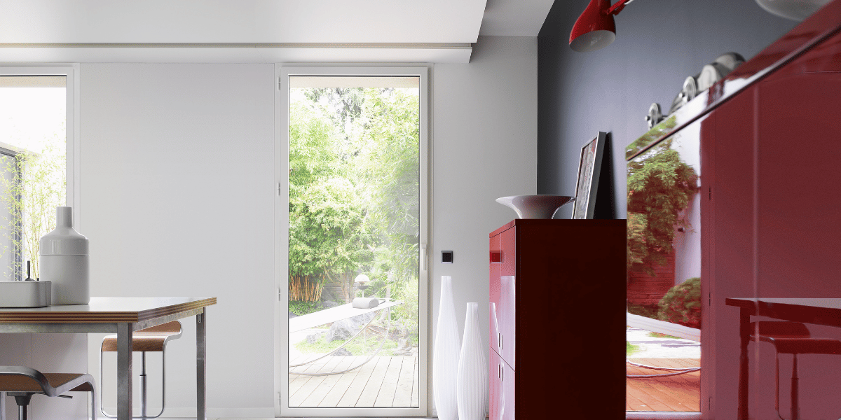 gran ventanal con ventanas correderas elevables en vivienda contemporánea