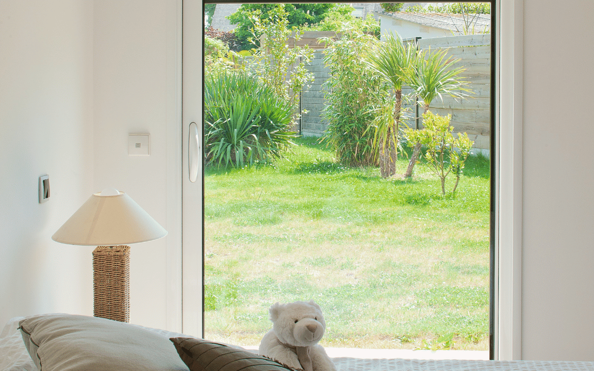 ventanas correderas elevables en salón moderno con vistas panorámicas