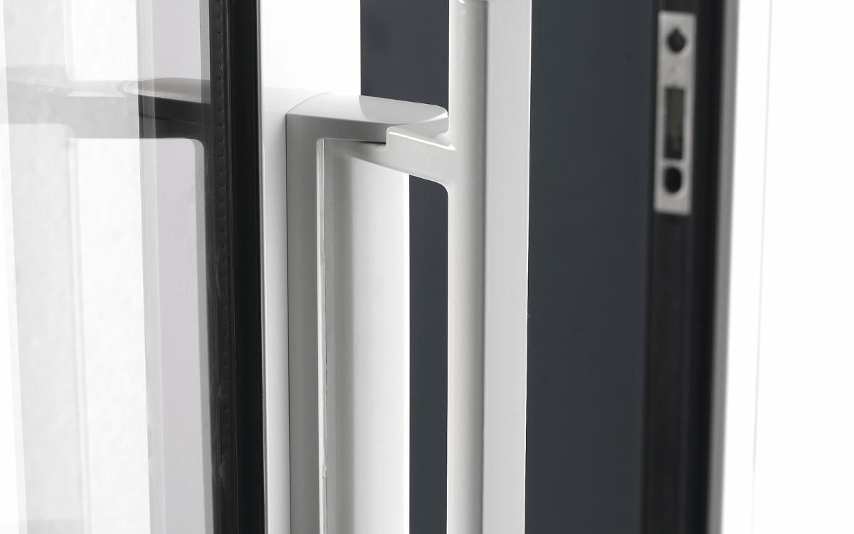 vivienda moderna con grandes ventanales correderos elevables