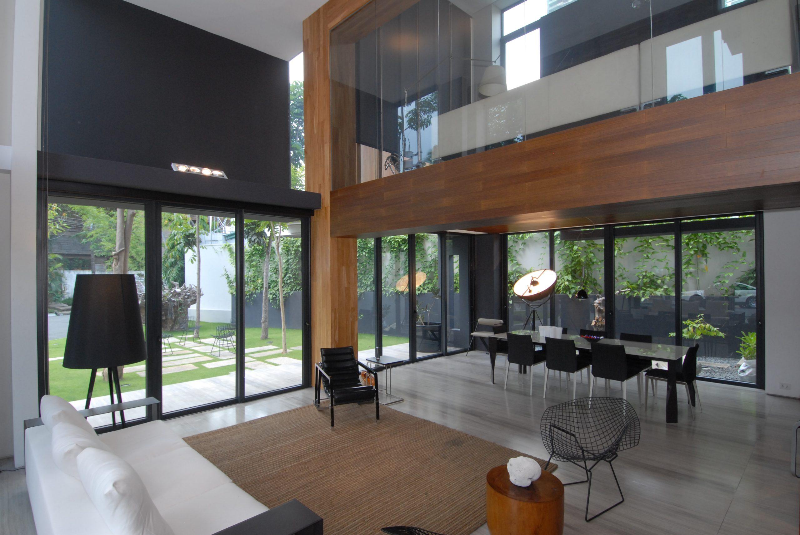 Puerta de PVC con diseño imitación madera, combinando estética tradicional con la durabilidad del PVC.