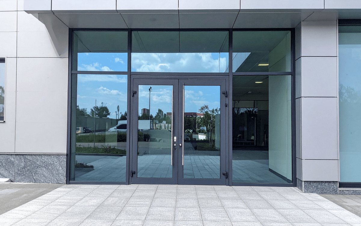 Puertas de exterior de aluminio con sistema de seguridad reforzado