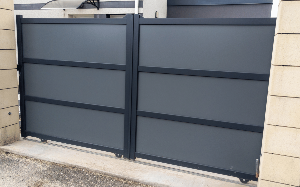 Diseño elegante de puertas de exterior de aluminio con acabado negro mate