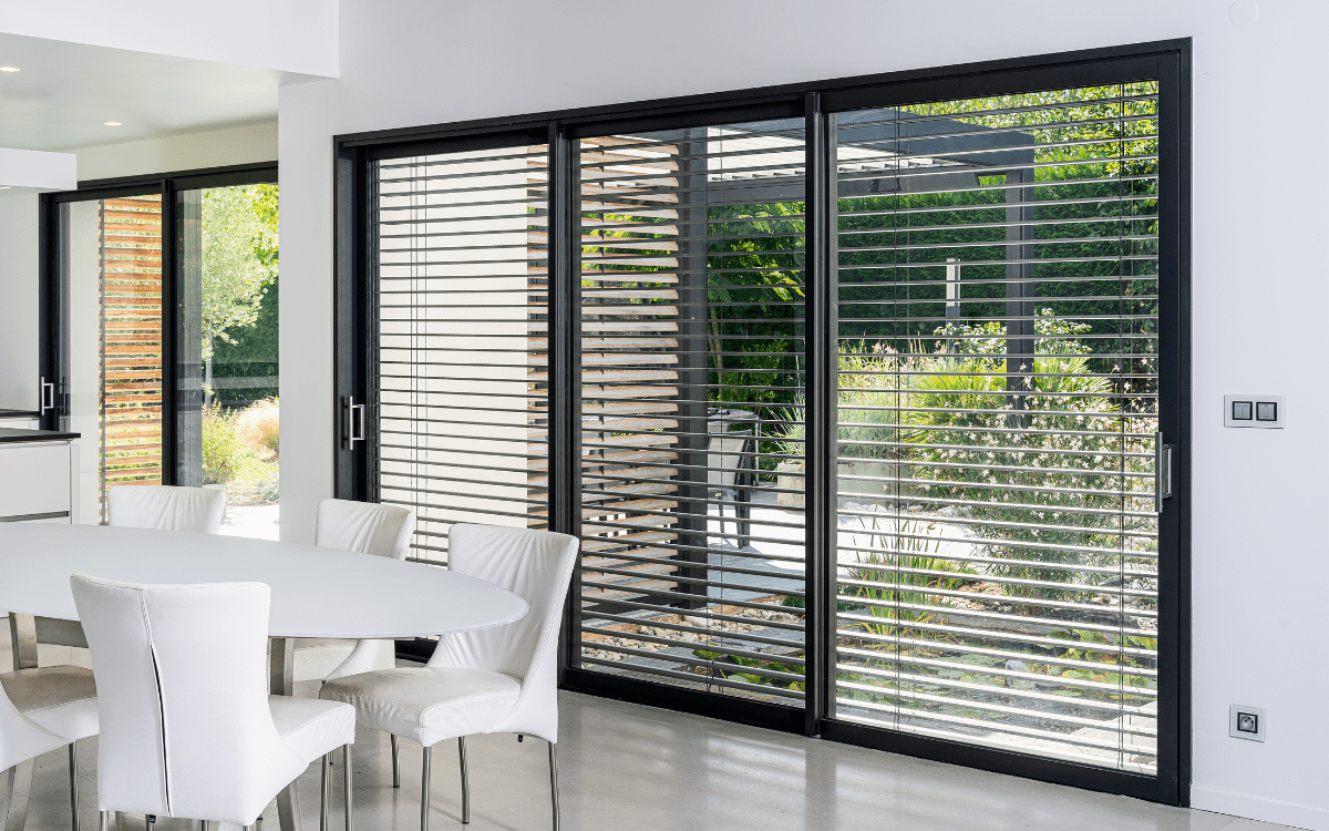 Ventanas aislantes en Matadepera en un comedor abierto