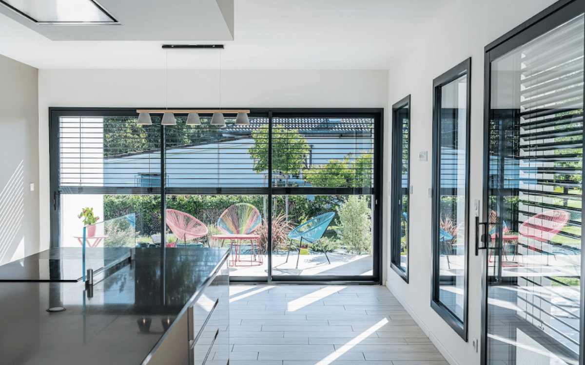 ventana balconera con persiana