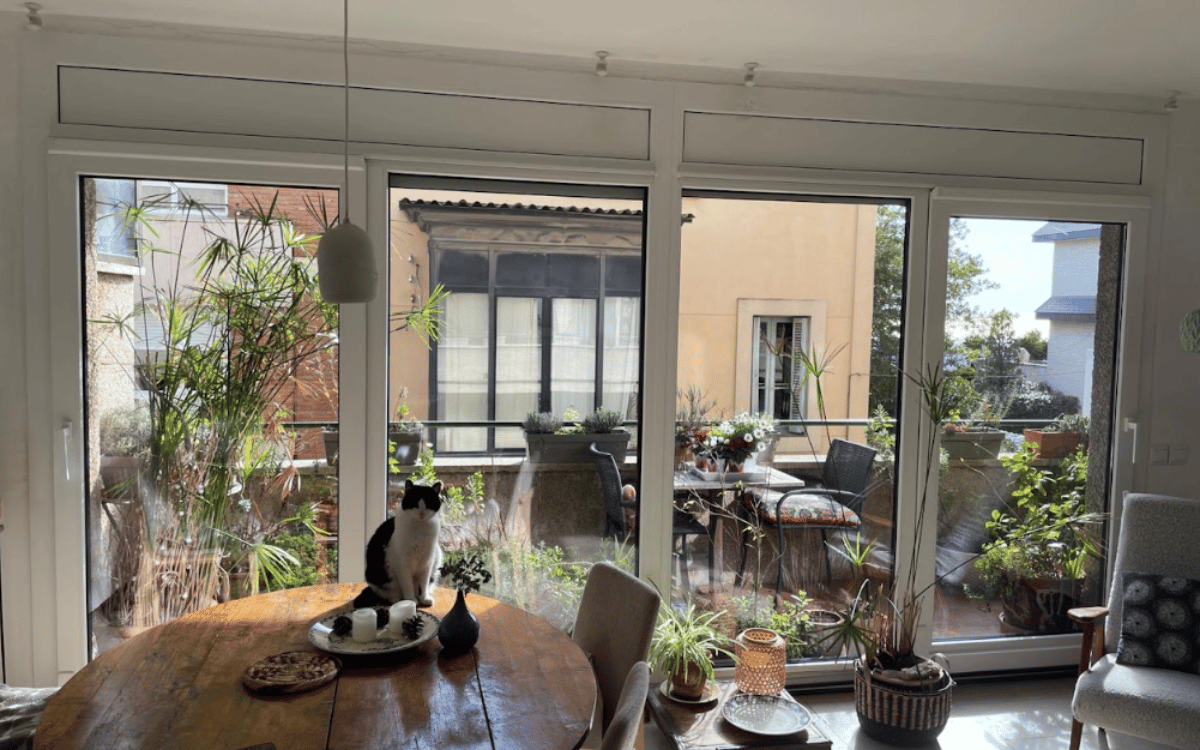 ventana balconera con persiana
